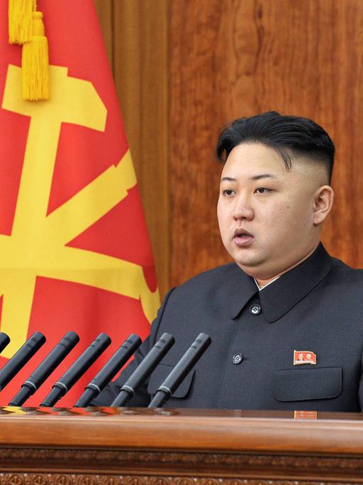 Nordkoreas Diktator Kim Jong Un während einer Rede.