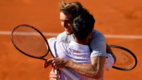 Der serbische Tennisspieler Novak Djokovic umarmt den deutschen Spieler Alexander Zverev nach seinem Sieg bei der Adria Tour in Belgrad.