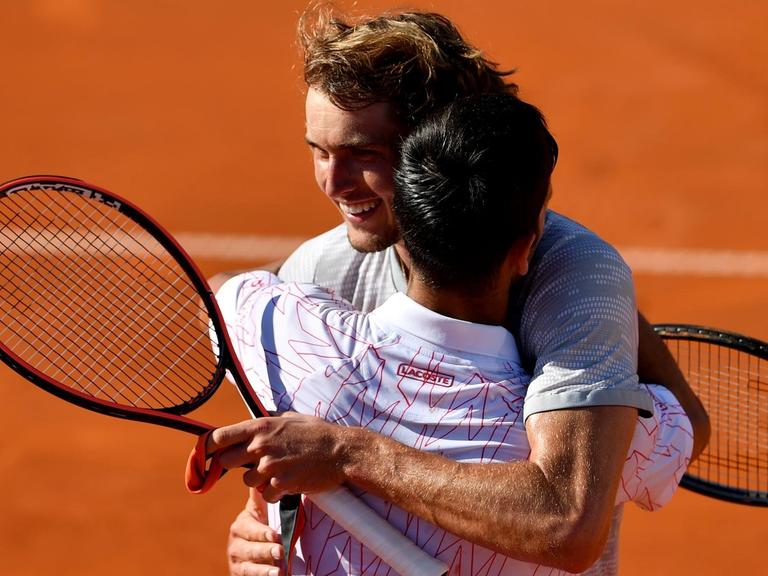 Der serbische Tennisspieler Novak Djokovic umarmt den deutschen Spieler Alexander Zverev nach seinem Sieg bei der Adria Tour in Belgrad.
