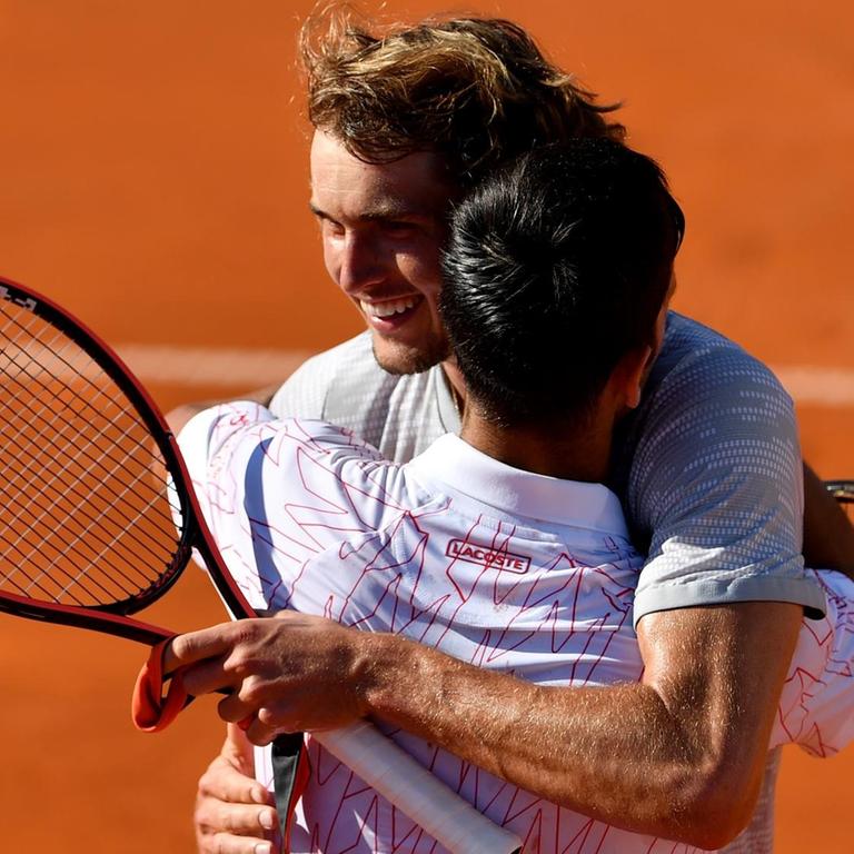 Der serbische Tennisspieler Novak Djokovic umarmt den deutschen Spieler Alexander Zverev nach seinem Sieg bei der Adria Tour in Belgrad. 