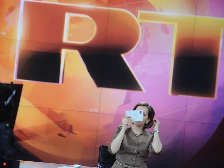 Eine Moderatorin des englischsprachigen Ablegers von Russia Today bereitet sich auf die Sendung vor.
