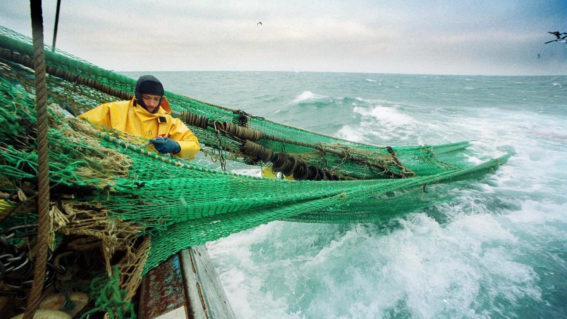 Ein Seemann auf dem Fischtrawler "Gwenvidik" am 13. Dezember 2001 vor der Küste der Bretagne