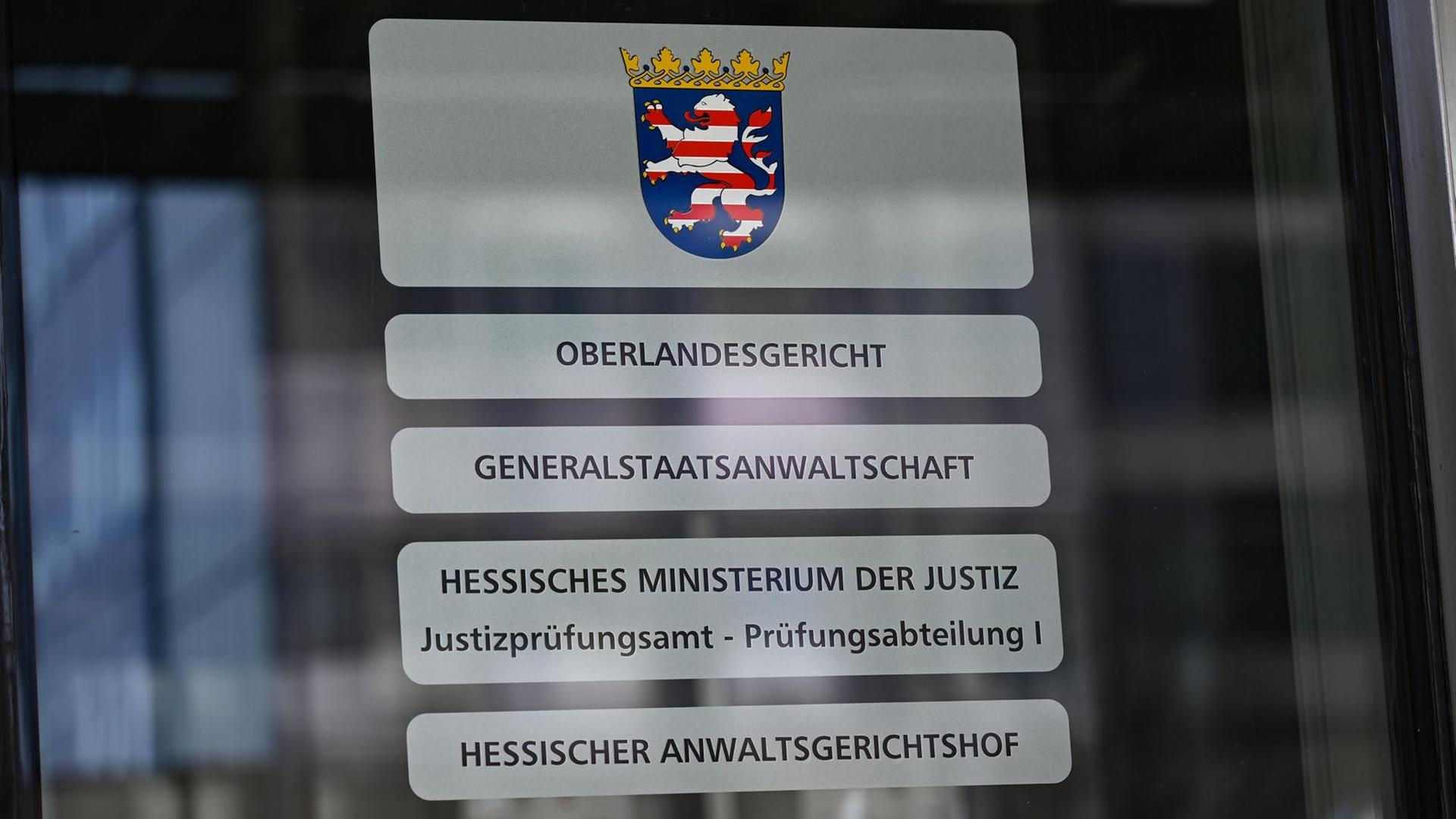 Der Eingangsbereich des Oberlandesgerichts (OLG) Frankfurt und der Generalstaatsanwaltschaft ist mit den Namen der Dienststellen beschriftet