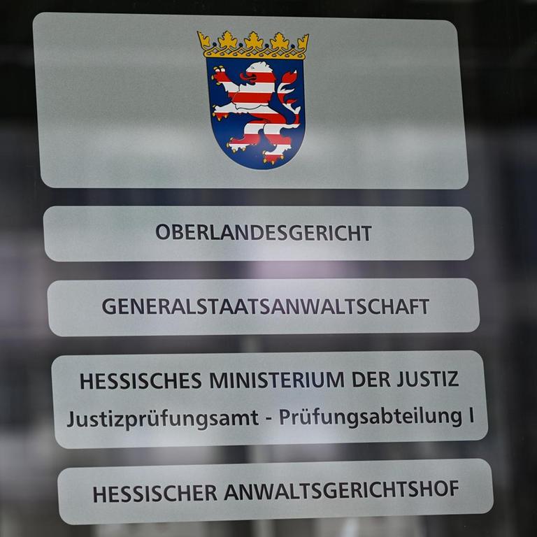 Der Eingangsbereich des Oberlandesgerichts (OLG) Frankfurt und der Generalstaatsanwaltschaft ist mit den Namen der Dienststellen beschriftet