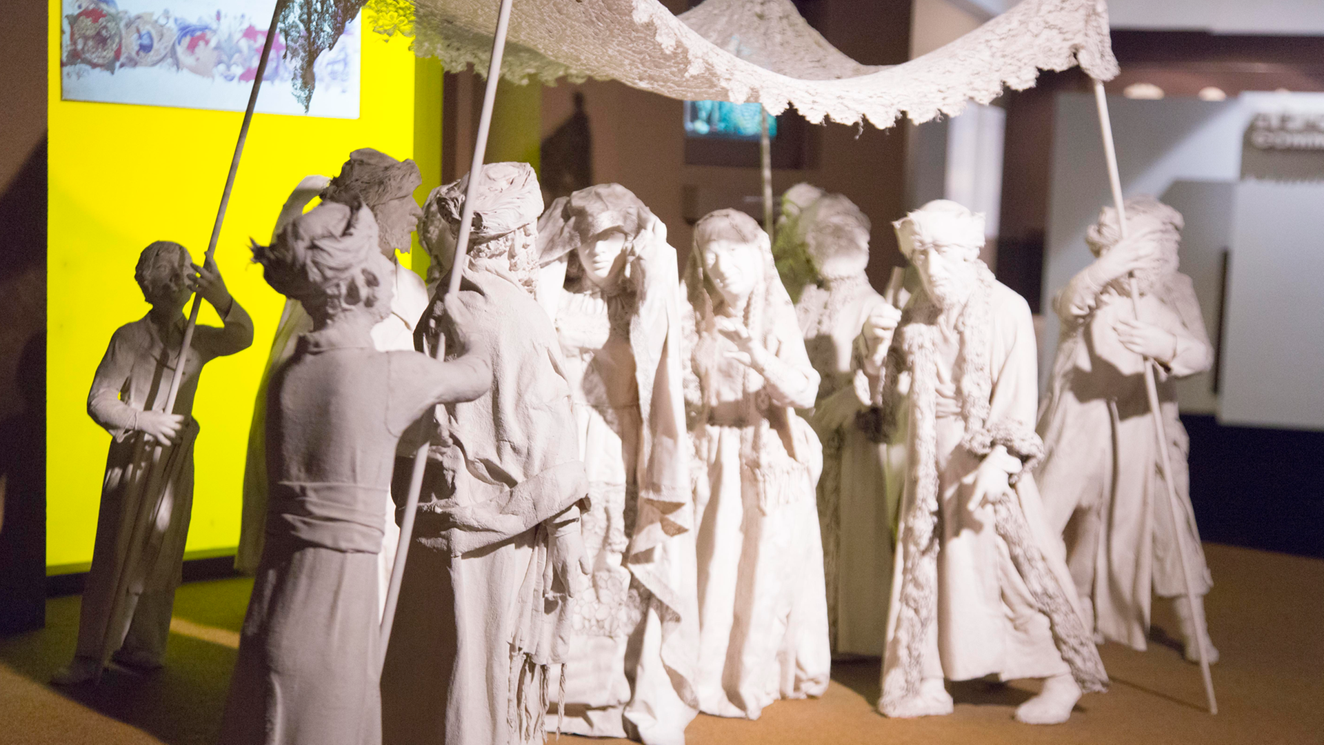 Im Diaspora Museum in Tel Aviv ist eine Skulptur, die eine jüdische Hochzeit zeigt. Die Hochzeitsgesellschaft ist unter einem Traubaldachin,