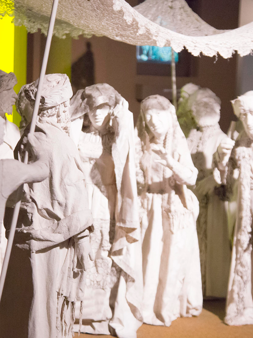 Im Diaspora Museum in Tel Aviv ist eine Skulptur, die eine jüdische Hochzeit zeigt. Die Hochzeitsgesellschaft ist unter einem Traubaldachin,