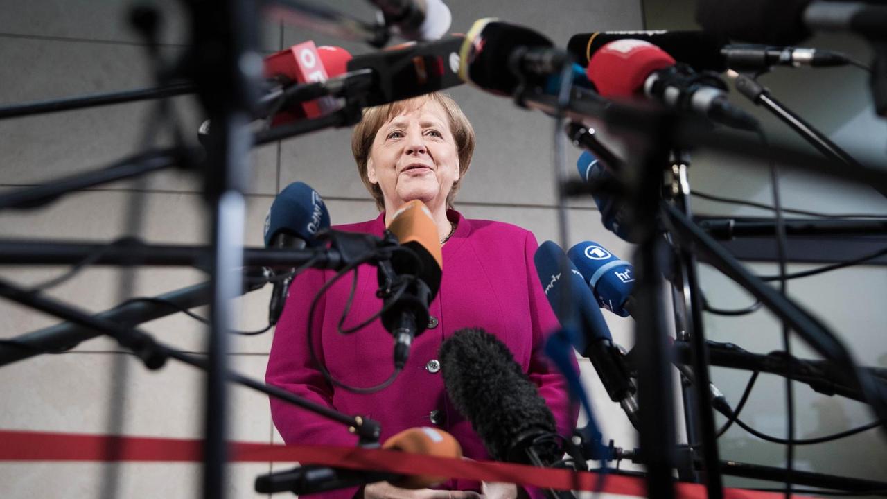 Bundeskanzlerin Angela Merkel (CDU) äußert sich vor dem Start der Sondierungsgespräche zwischen SPD, CDU und CSU im Willy-Brandt-Haus in Berlin.
