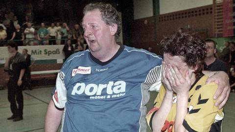 Trainer Dieter Löffelmann nach einem verlorenen Spiel mit der Spielerin Dunja Brand von der SG Eintracht Minden.