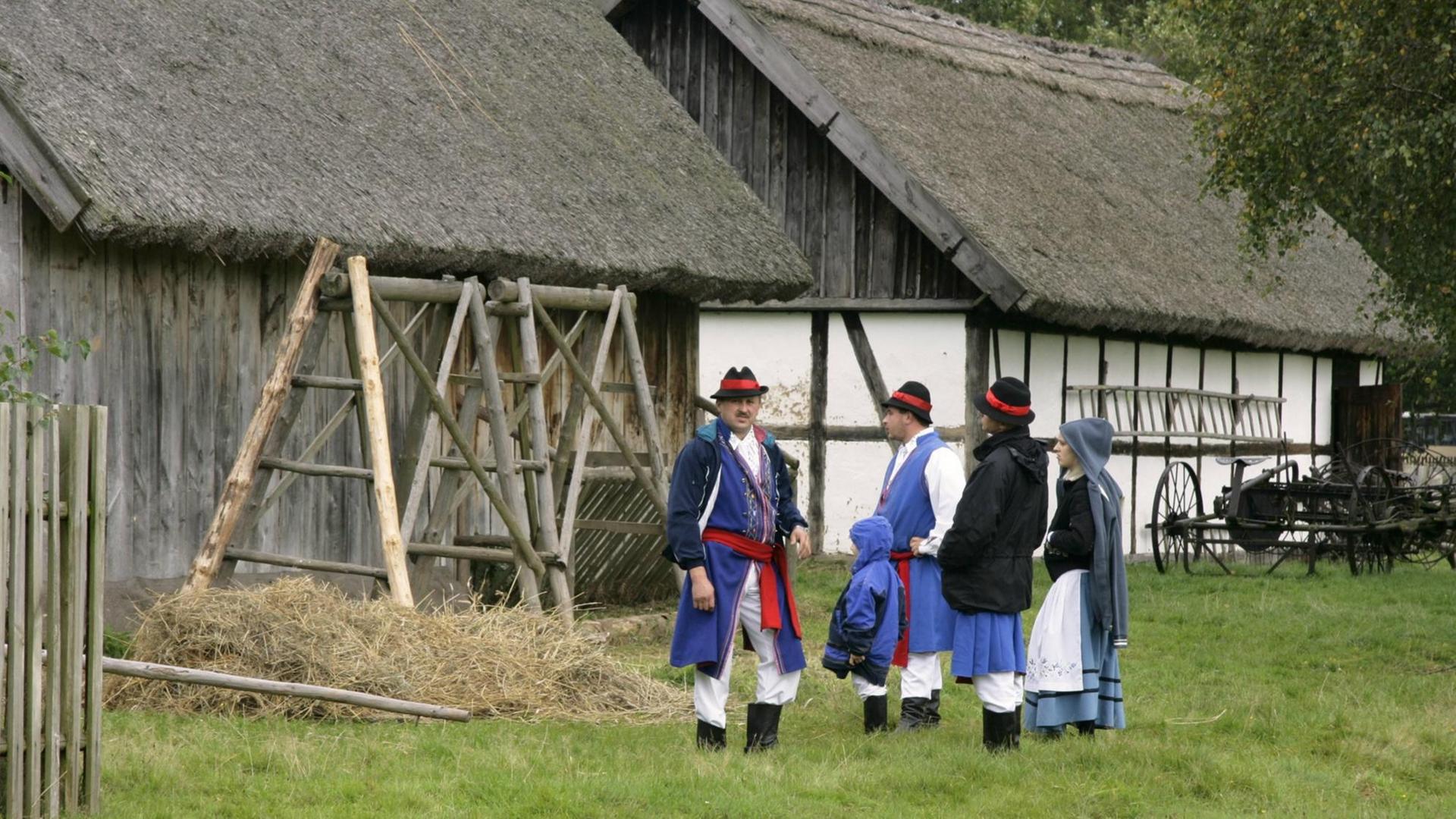 Bildnummer: 55928281 trachtengruppe im freilichtmuseum von kluki, polen, pommern, slowinzischer nationalpark Bildnummer: 55928281 trachtengruppe im freilichtmuseum von kluki, polen, pommern, slowinzischer nationalpark