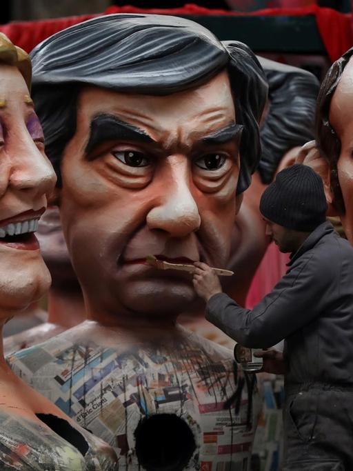 Karnevalsfiguren der drei aussichtsreichsten Präsidentschaftskandidaten Le Pen, Fillon und Macron 