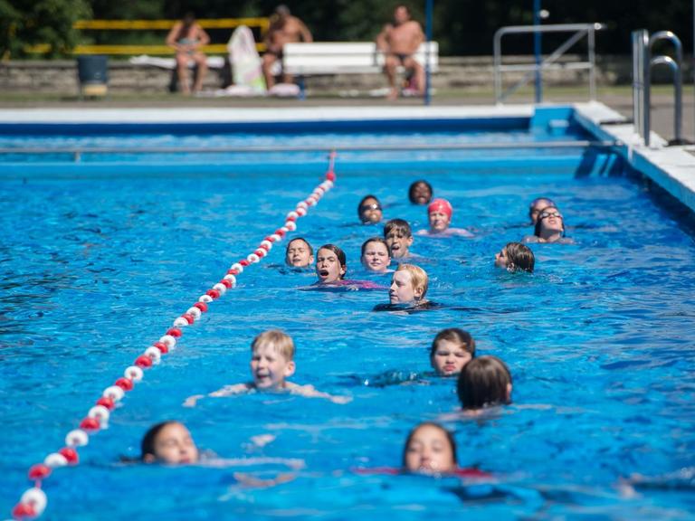 Schüler der 5. Klasse der IGS-Schule List schwimmen am 14.06.2017 im Annabad in Hannover.