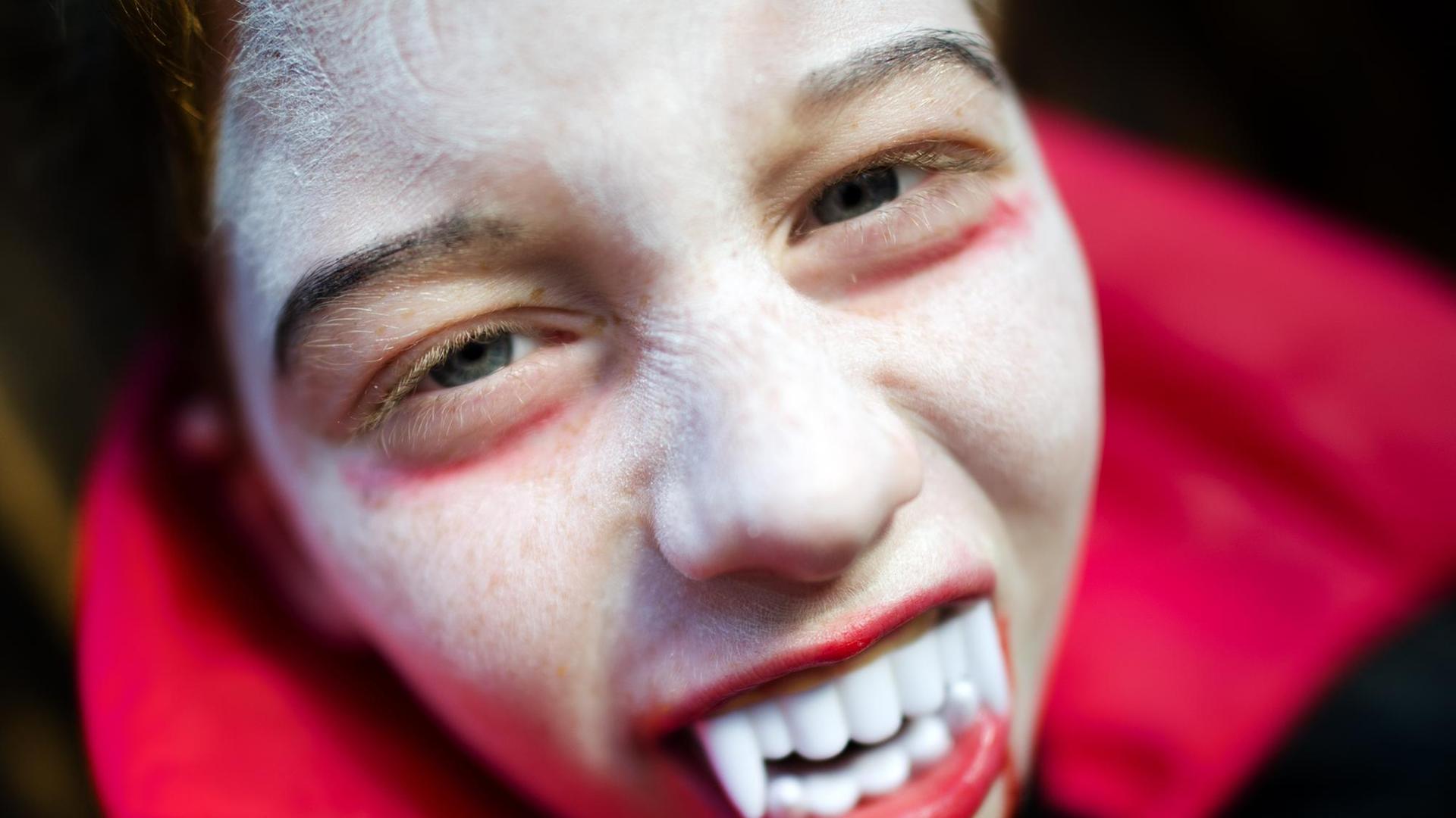 Rowin aus Dresden (Sachsen) zeigt am 31.10.2012 als Vampir verkleidet seine Zähne, bevor er zu einer Halloween Party aufbricht. Halloween wird am Abend und in der Nacht vor Allerheiligen vom 31. Oktober auf den 1. November gefeiert. Foto: Arno Burgi/dpa |