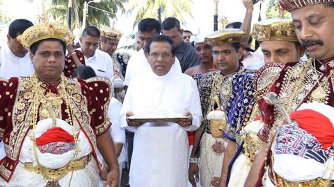 Sri Lankas neuer Präsident Maithripala Sirisena beim Besuch eines Tempels