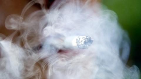 Rauch einer Filterzigarette