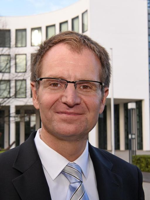 Generalbundesanwalt Peter Frank vor der Bundesanwaltschaft in Karlsruhe.
