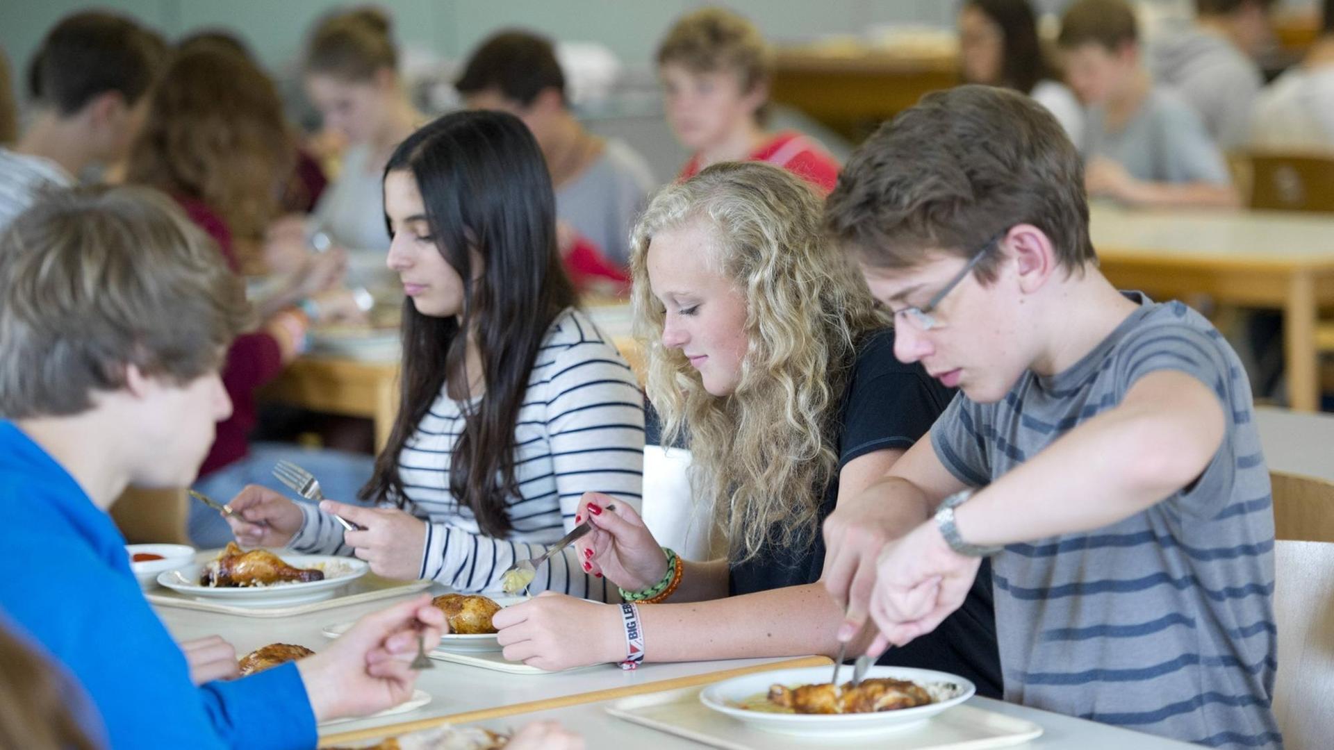 Ein Drittel aller Schülerinnen und Schüler isst mittags in der Schulmensa. Zwischen den Speisen gibt es teils große qualitative Unterschiede.