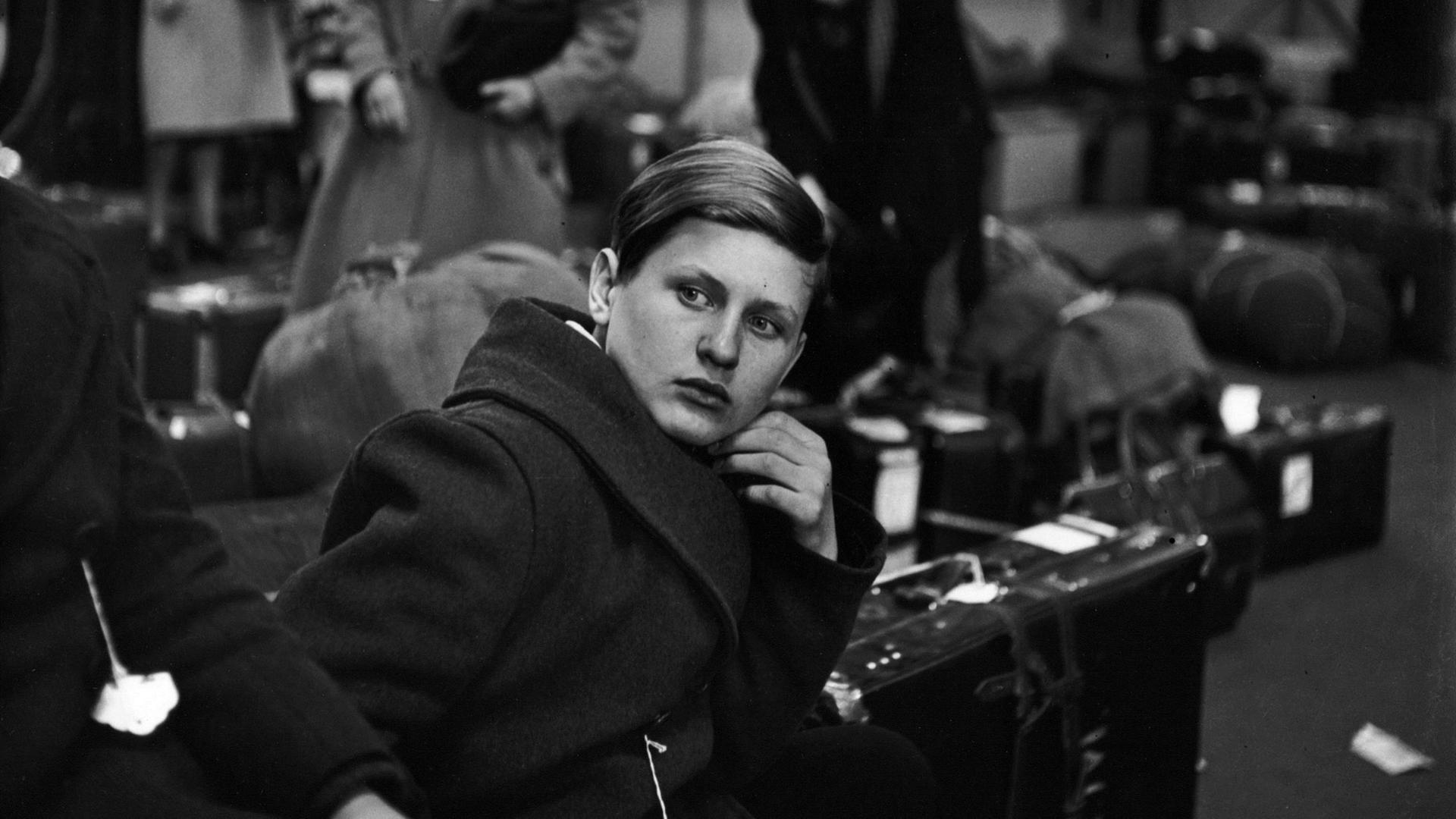 Ein DP-Junge in der Ankunftshalle von New York, 1947/48.