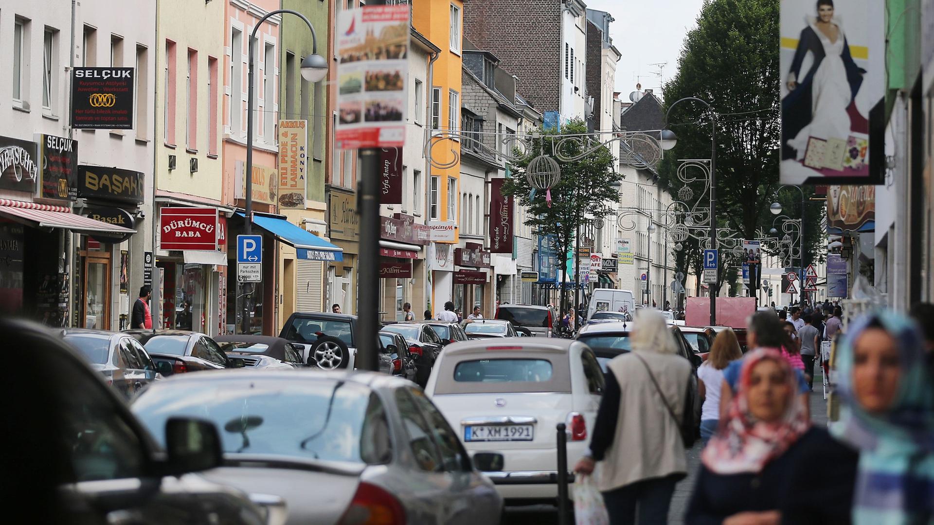 Die Keupstraße fotografiert am 02.06.2014 in Köln (Nordrhein-Westfalen). Am Pfingstmontag ist es genau zehn Jahre her, dass vor dem Friseursalon in der Kölner Keupstraße eine Bombe explodierte.