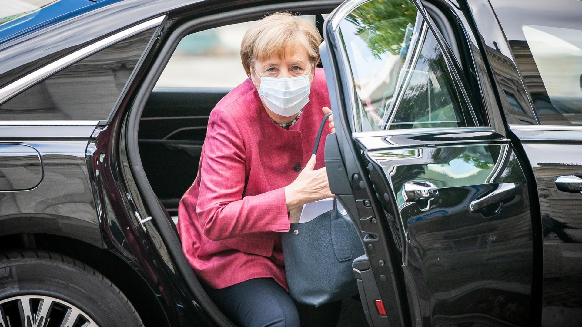 28.09.2020, Berlin: Bundeskanzlerin Angela Merkel (CDU) kommt mit Mund-Nasen-Schutz zur Sitzung der CDU/CSU-Bundestagsfraktion am Bundestag an.