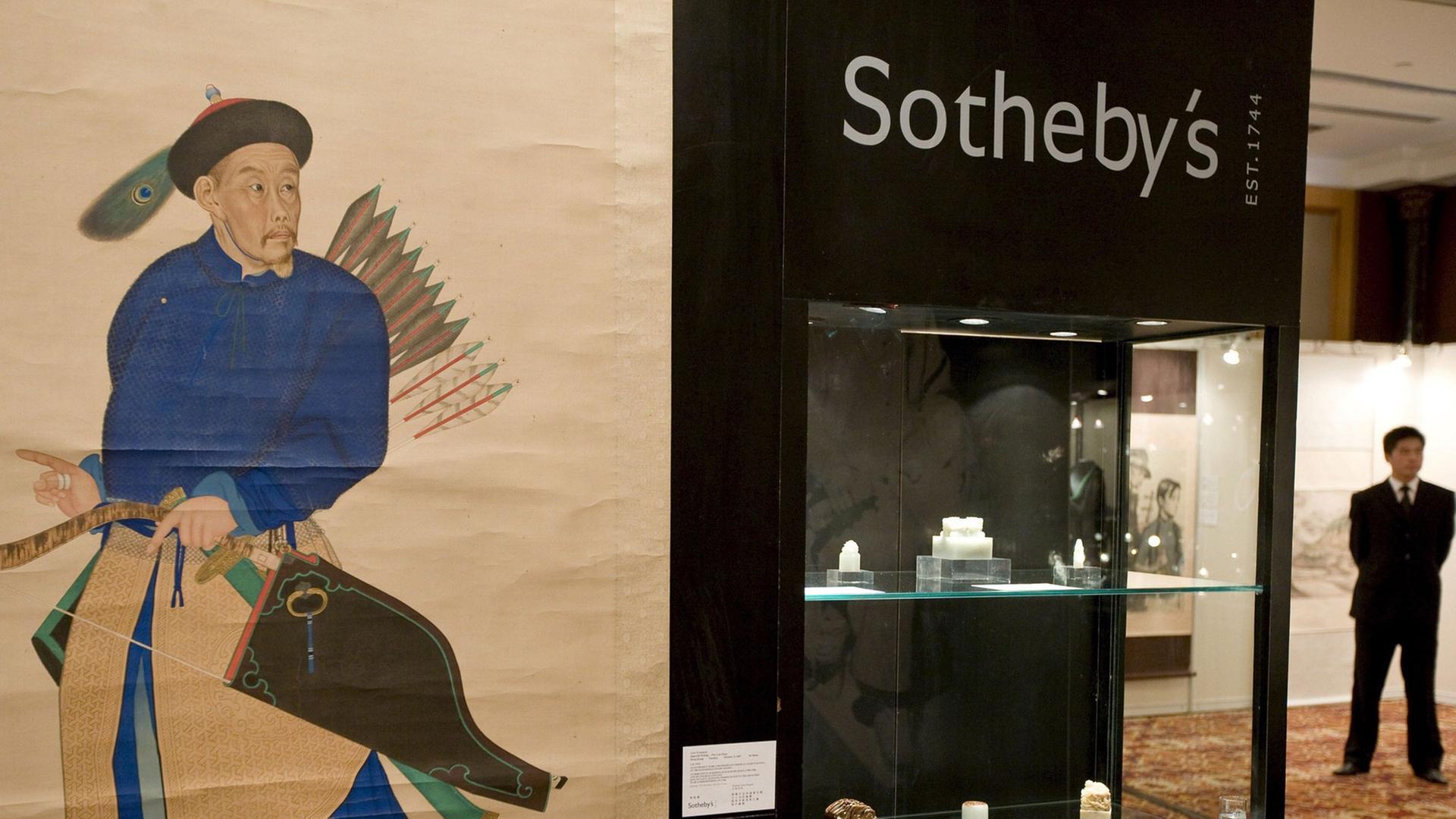 Das Auktionshaus Sotheby's wirbt in einem Pekinger Hotel für eine Kunstauktion.