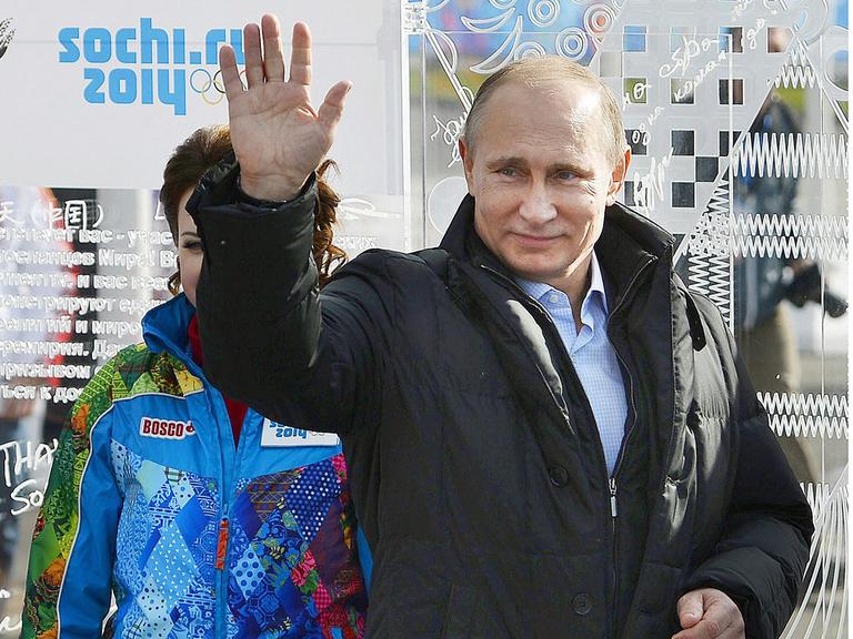 Russlands Präsident Wladimir Putin begrüßt das russische Olympia-Team in Sotschi
