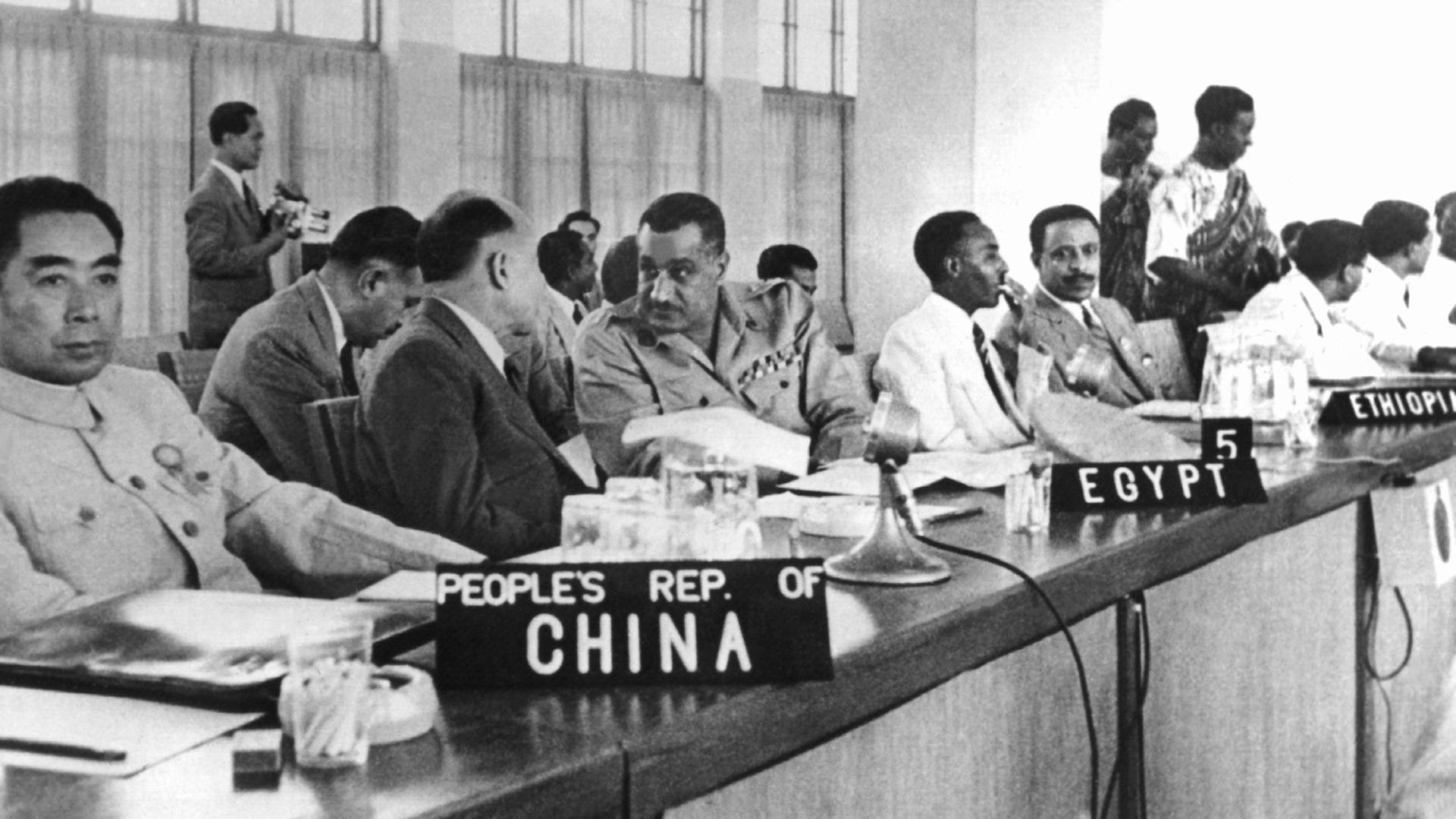 Blick in den Tagungsraum der Konferenz von Bandung, aufgenommen im April 1955