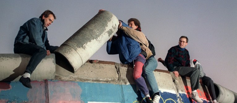 DDR-Bürger heben 1989 einen Teil der Berliner Mauer ab
