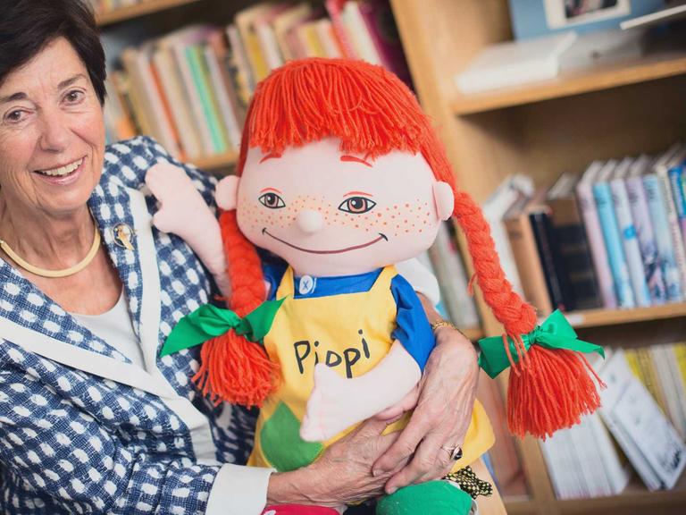 Die Geschäftsführerin des Oetinger Verlags, Silke Weitendorf, in ihrem Büro in Hamburg mit einer Puppe von Pippi Langstrumpf