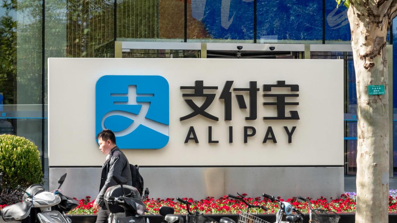 Blick auf die Fassade des Alipay-Gebäudes in Shanghai mit dem Firmenlogo.