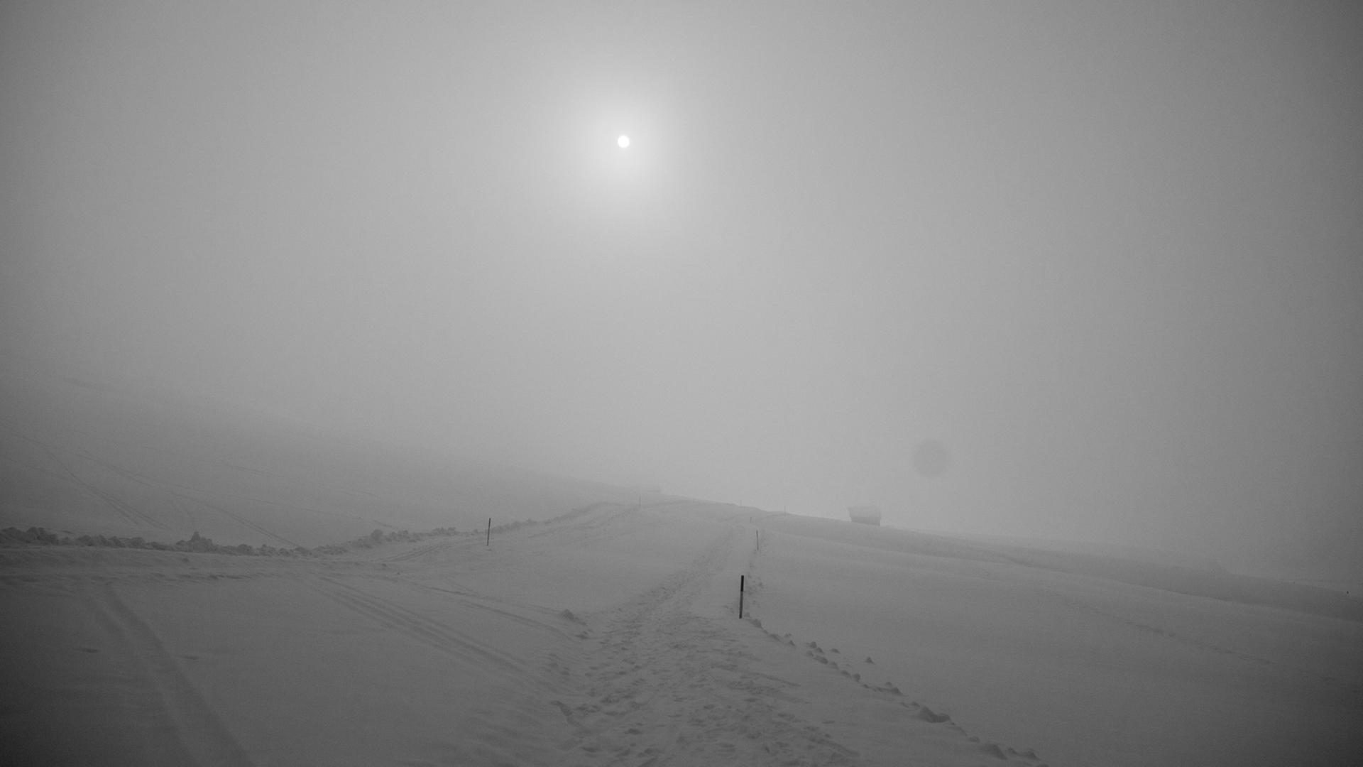 Der Vollmond über der Nebelbank