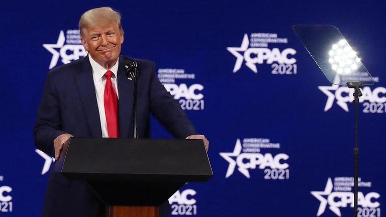 Ex-Präsident Donald Trump lächelt bei seiner Rede der CPAC-Konferenz in Orlando, Florida. Ex-Präsident Donald Trump lächelt bei seiner Rede der CPAC-Konferenz in Orlando, Florida.