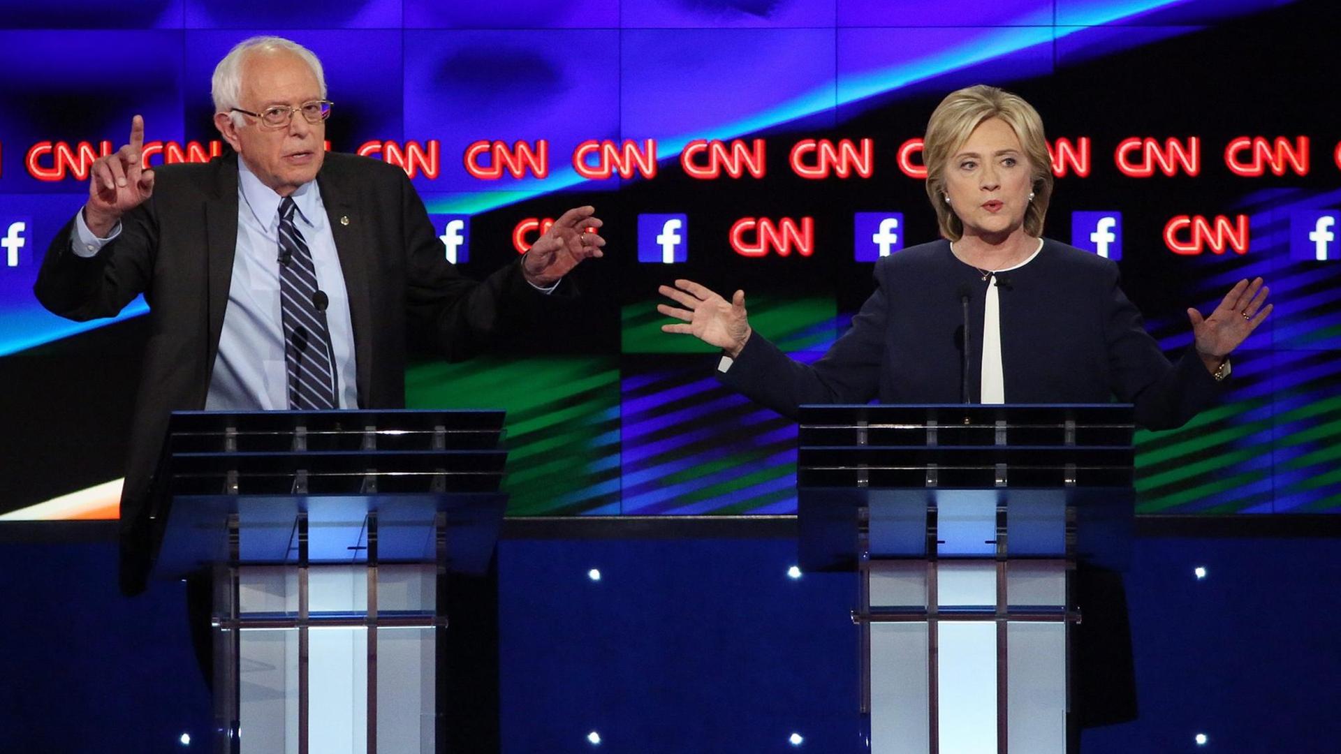 Die US-Demokraten Sanders und Clinton während der TV-Debatte in Las Vegas.