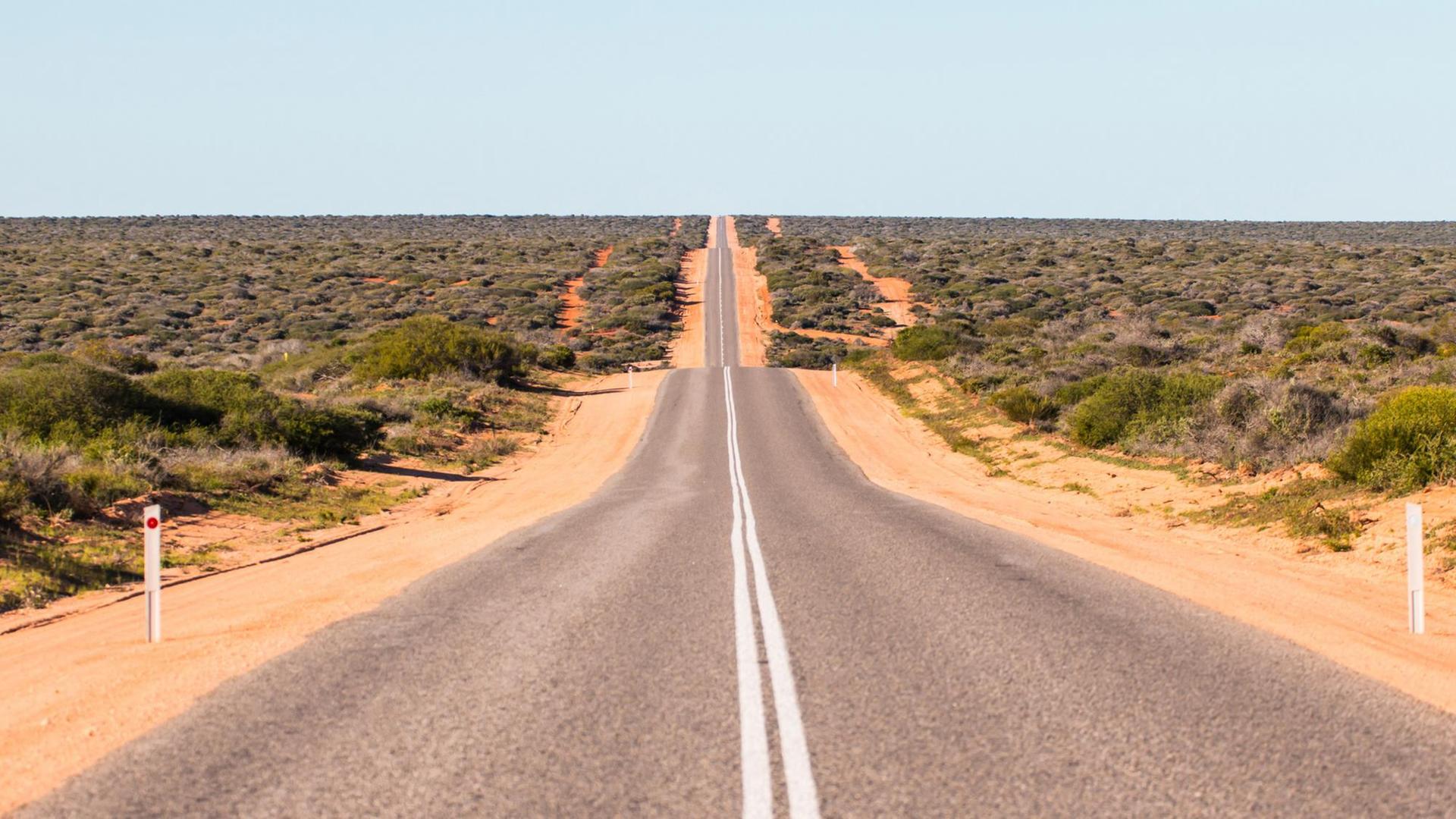 Australien: Eine Straße in der Prärie - scheinbar endlos
