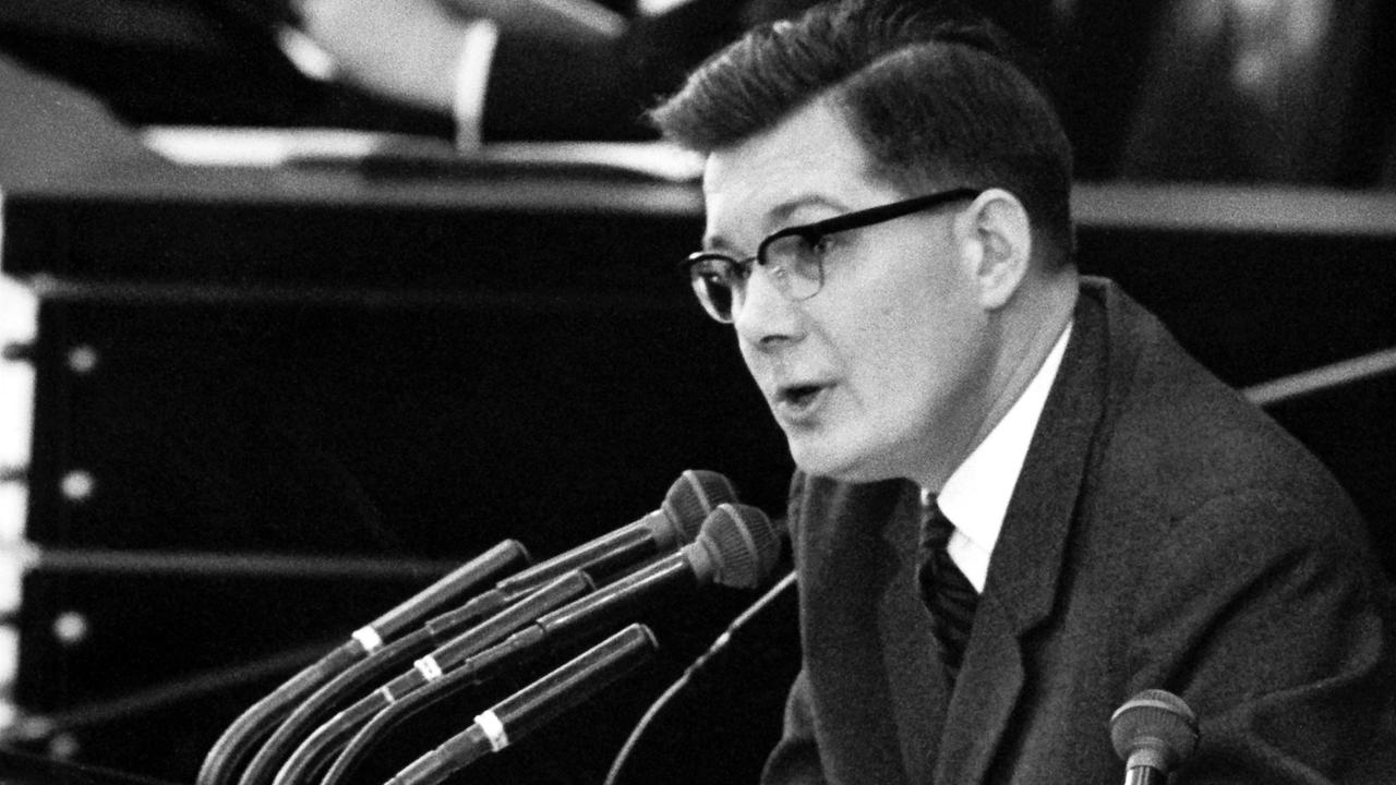 Der CDU-Abgeordnete Ernst Benda am 10. März 1965 während der Debatte um die Verjährung von NS-Verbrechen am Rednerpult im Bonner Bundestag. Ernst Benda war Bundesinnenminister (1968 bis 1969) sowie langjähriger Präsident des Bundesverfassungsgerichtes in Karlsruhe (1971 bis 1983). 