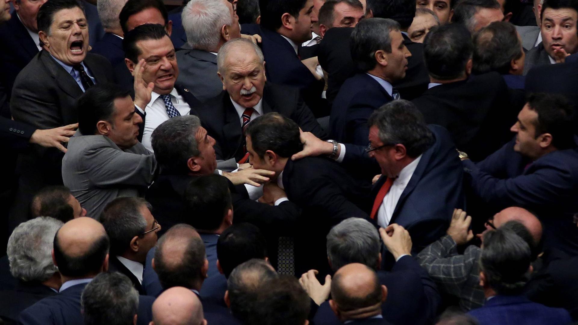 Abgeordnete der Regierungspartei und der Opposition prügeln sich am 11.01.2017 im türkischen Parlament.