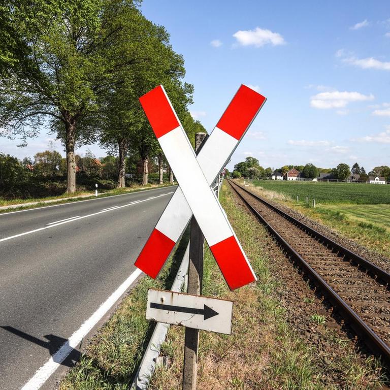 Andreaskreuz auf der eingleisigen Nebenbahn von Münster über Warendorf nach Rheda-Wiedenbrück in Westfalen.