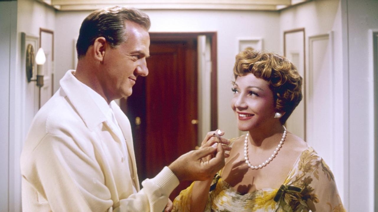 Claudette Colbert mit dem amerikanischen Schauspieler Karl Malden in einer undatierten Filmszene
