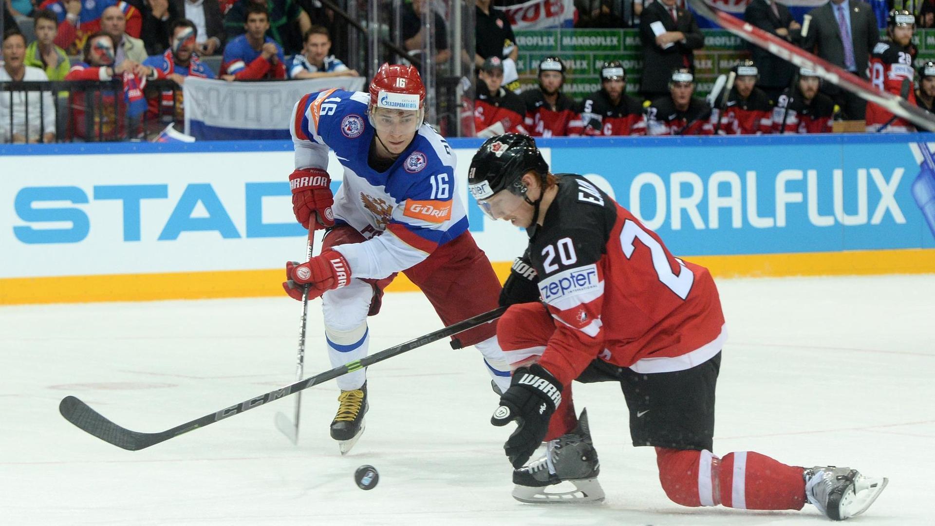 Ein russischer und ein kanadischer Spieler kämpfen um den Puck.