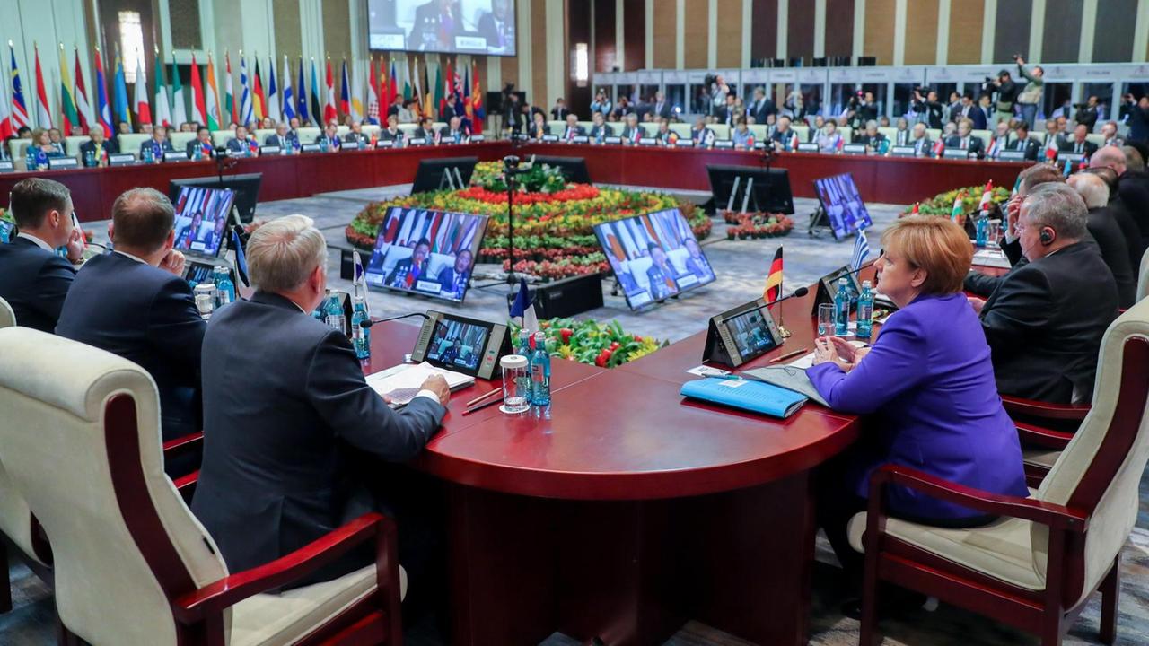Bundeskanzlerin Angela Merkel (r, CDU) nimmt am 15.07.2016 in Ulan Bator in der Mongolei an der Sitzung des Asien-Europa-Gipfel (Asem) teil.