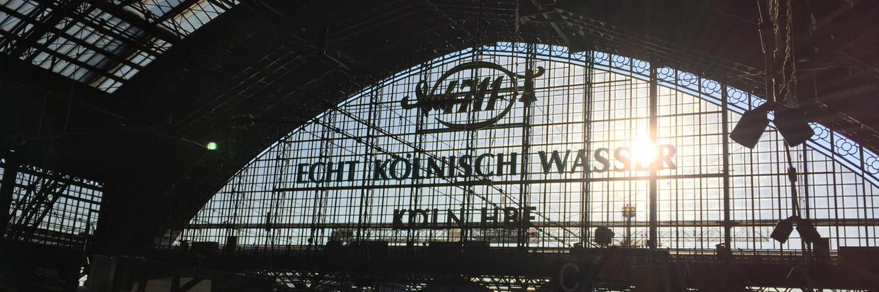 Das Dach des Kölner Hauptbahnhofs: mit dem Werbeschriftzug "4711 Echt Kölnisch Wasser"