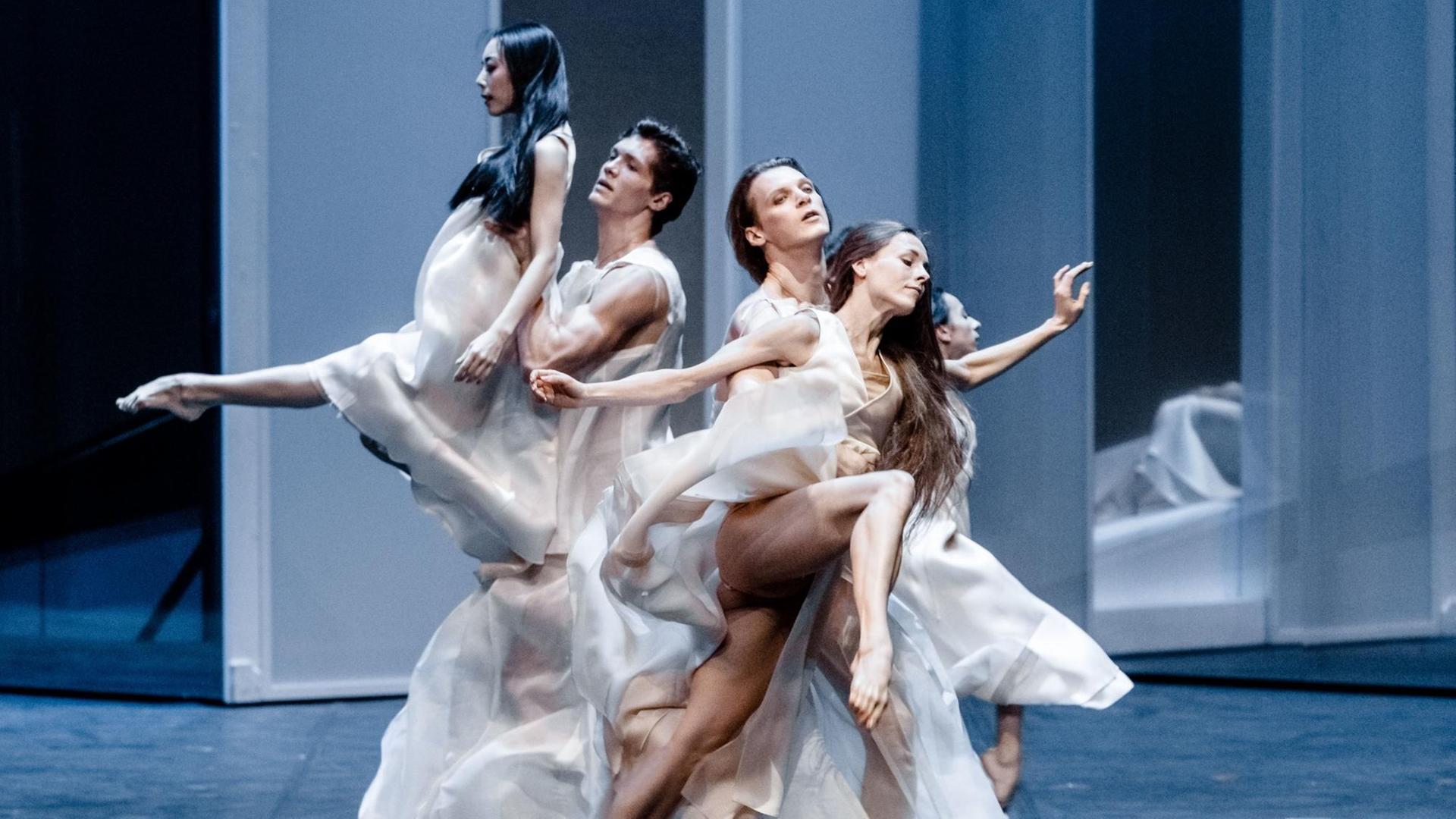 30.01.2019, Hamburg: Die Tänzer Edvin Revazov (2.vr) als "Orphée" und Anna Laudere (r) als "Eurydice" tanzen mit zwei Tänzern des Ballettensembles auf der Fotoprobe von "Orphée et Eurydice".