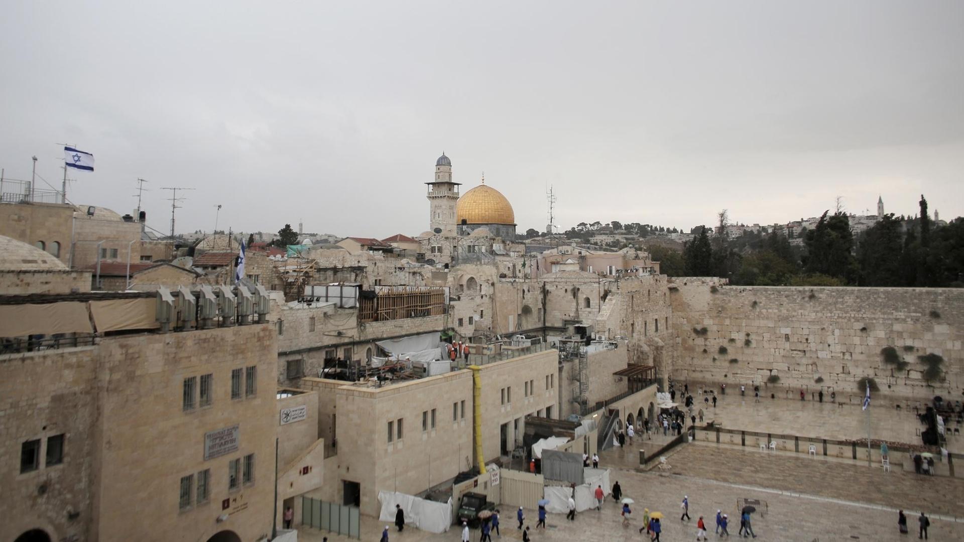 Ein Blick über Jerusalem mit der Klagemauer und der Al-Aksa-Moschee auf dem Tempelberg.