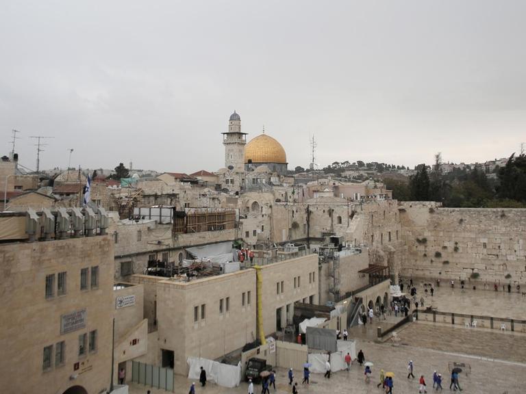 Ein Blick über Jerusalem mit der Klagemauer und der Al-Aksa-Moschee auf dem Tempelberg.