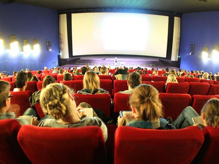 Studenten der Universität Duisburg/Essen verfolgen im großen Saal des Essener Multiplex-Kinos eine Vorlesung (Foto vom 17.10.2011). Die Universität ist zum Semesterstart proppenvoll.