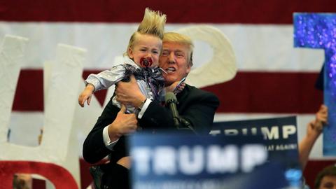 Donald Trump bei einer Wahlkampagne in New Orleans, Louisiana am 4 März 2016. Er hält den 20 Monate alten Curtis Ray Jeffery während einer Rede vor Anhängern bei einer Rally am Flughafen Lakefront in New Orleans, Louisiana, USA, auf seinem Arm.