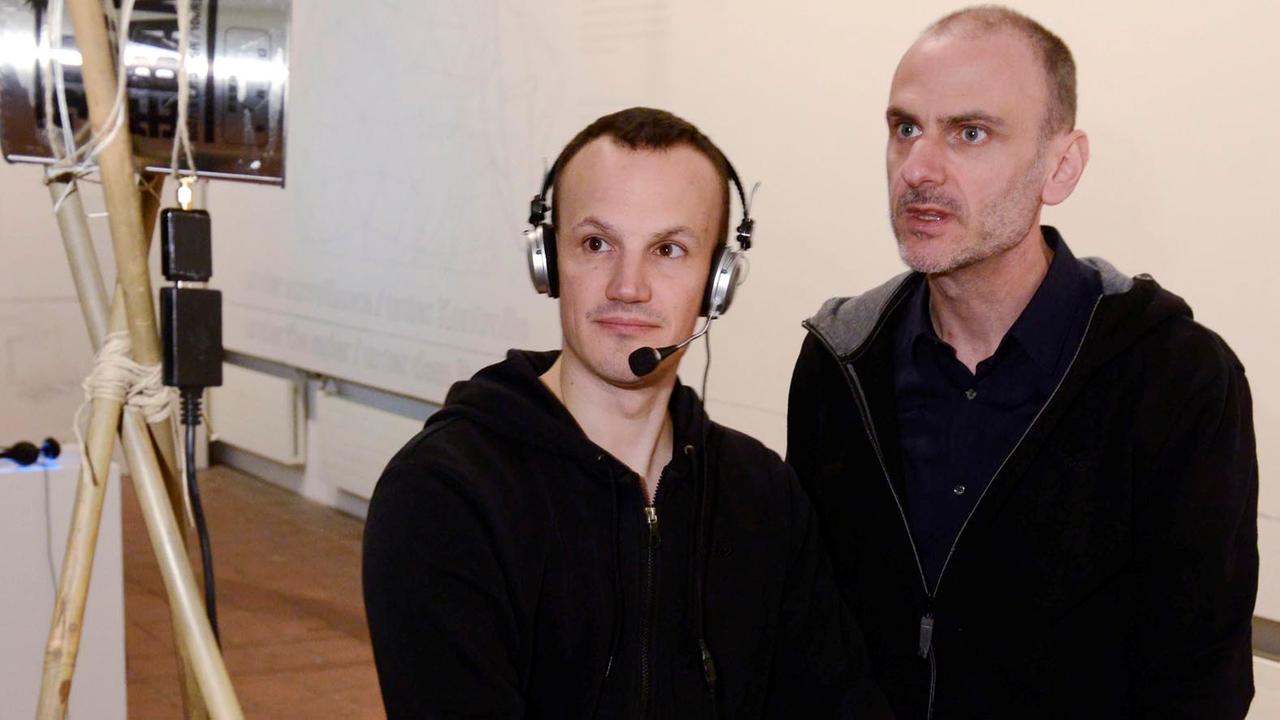 Die Künstler Mathias Jud (l.) und Christoph Wachter stehen am 22.04.2014 bei der Medienkunstausstellung European Media Art Festival (EMAF) in der Kunsthalle der Dominikanerkirche in Osnabrück.