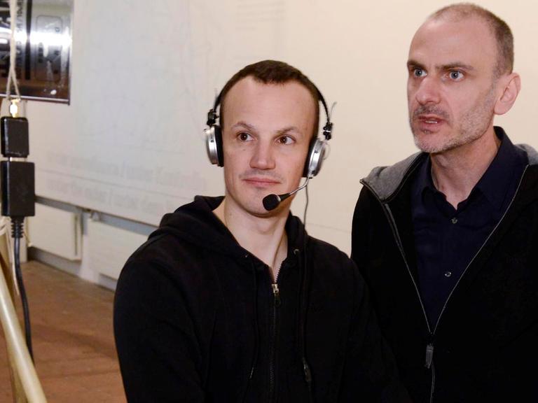Die Künstler Mathias Jud (l.) und Christoph Wachter stehen am 22.04.2014 bei der Medienkunstausstellung European Media Art Festival (EMAF) in der Kunsthalle der Dominikanerkirche in Osnabrück.