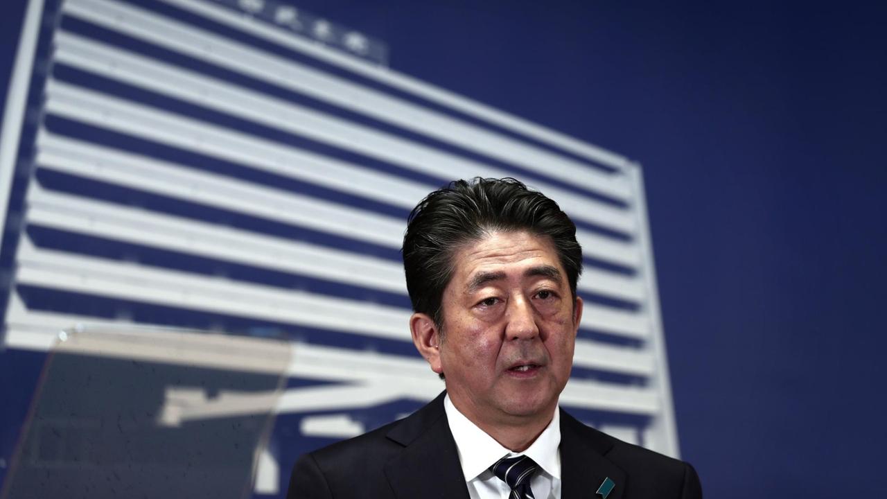 Der japanische Ministerpräsident Shinzo Abe spricht auf einer Pressekonferenz über den Sieg seiner Partei bei der Parlamentswahl.
