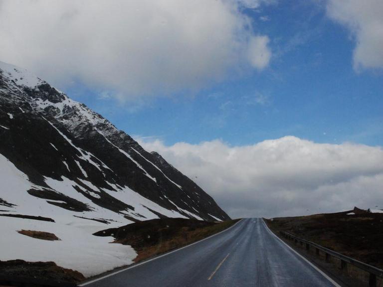 Eine Straße auf dem Weg zum Nordkap.
