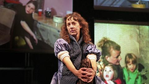 Performance-Künstlerin Berit Stumpf im Stück "7 Schwestern"